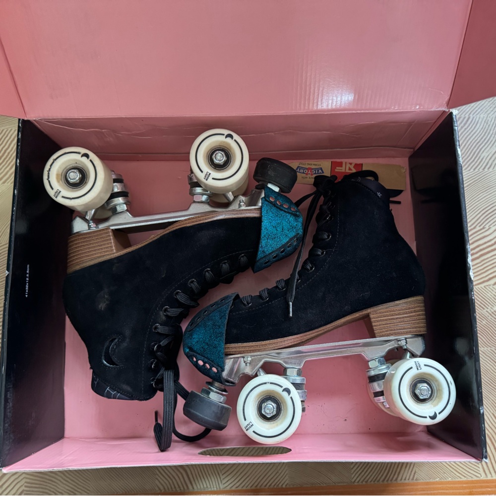 Black and Teal Roller Skates - Picture 9 of 9